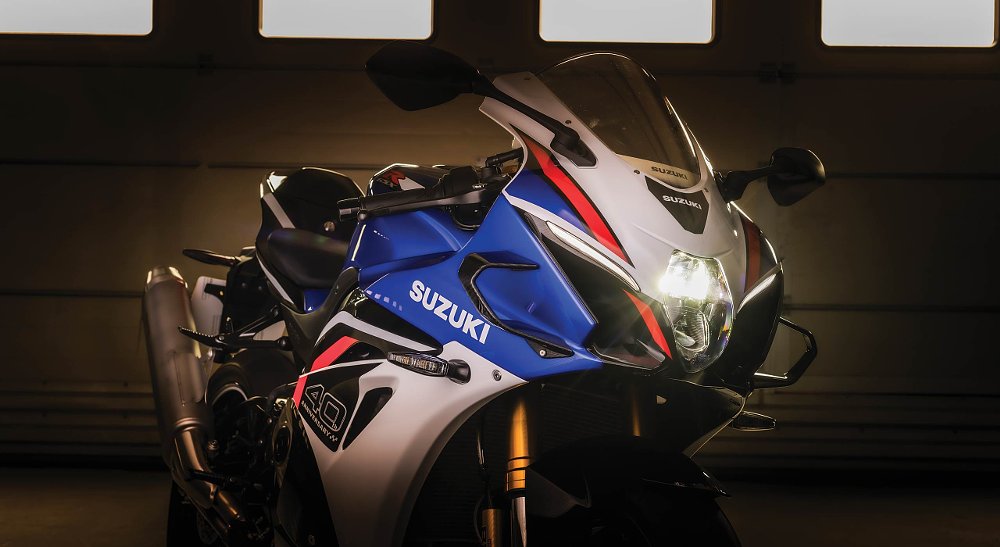 studio image of the blue-and-white GSX-R1000 highlighting the carbon fiber wing on the fairing