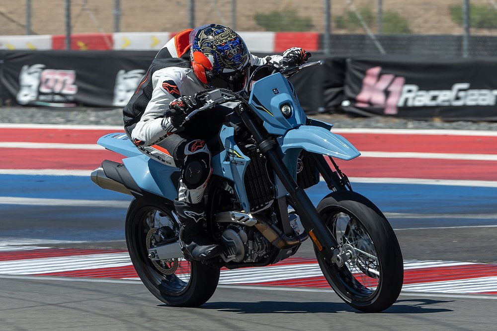 Dustin drives the DR-Z4SM down the home straight at the K1 Circuit.