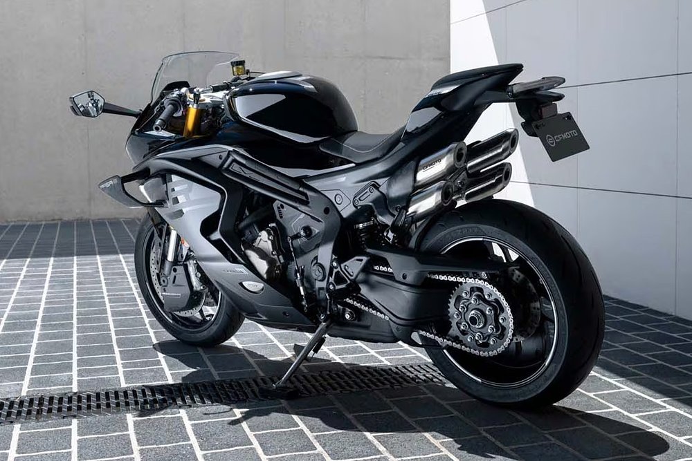 A rear-end photo of the 2026 CFMOTO 750SR-S sport bike.