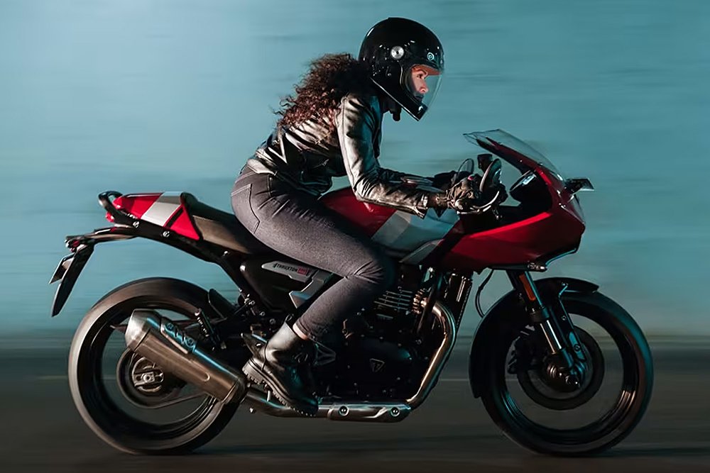 A Thruxton 400 rider speeds down a dimly lit tunnel.