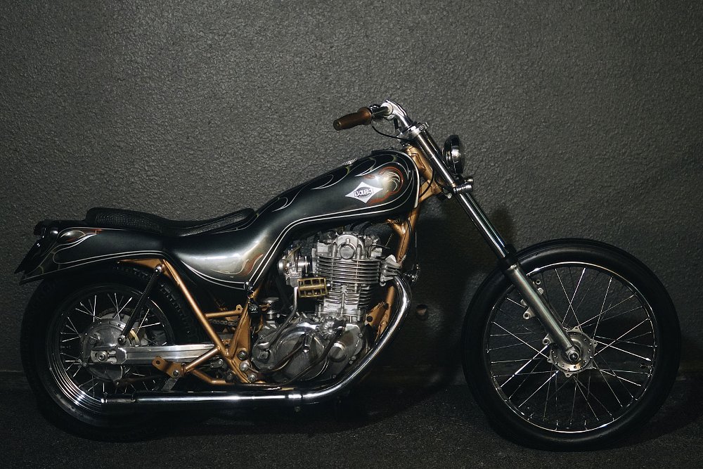studio photo of the SR400 custom with one-piece bodywork the length of the motorcycle