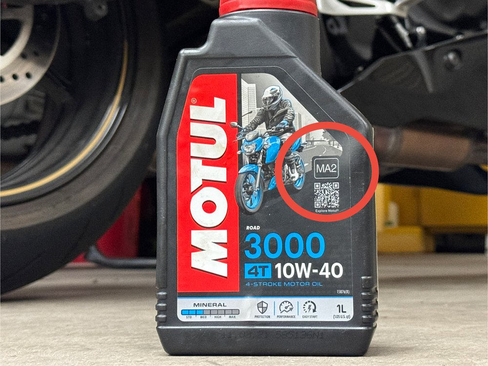 Motorcycle oil with JASO MA2 logo