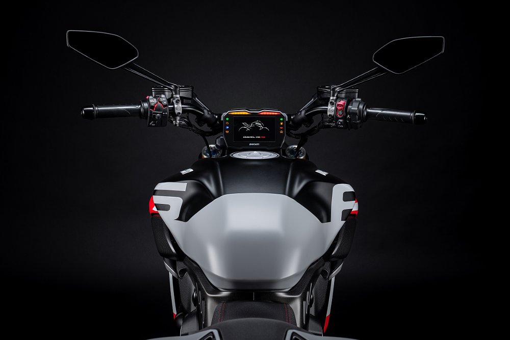 rider's view of the cockpit of the Diavel showing the TFT display