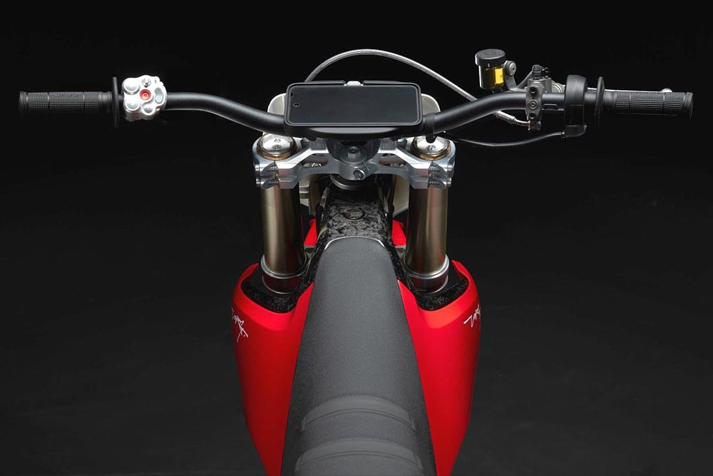 A top-down view of the Stark VARG SM's handlebars and smartphone display.