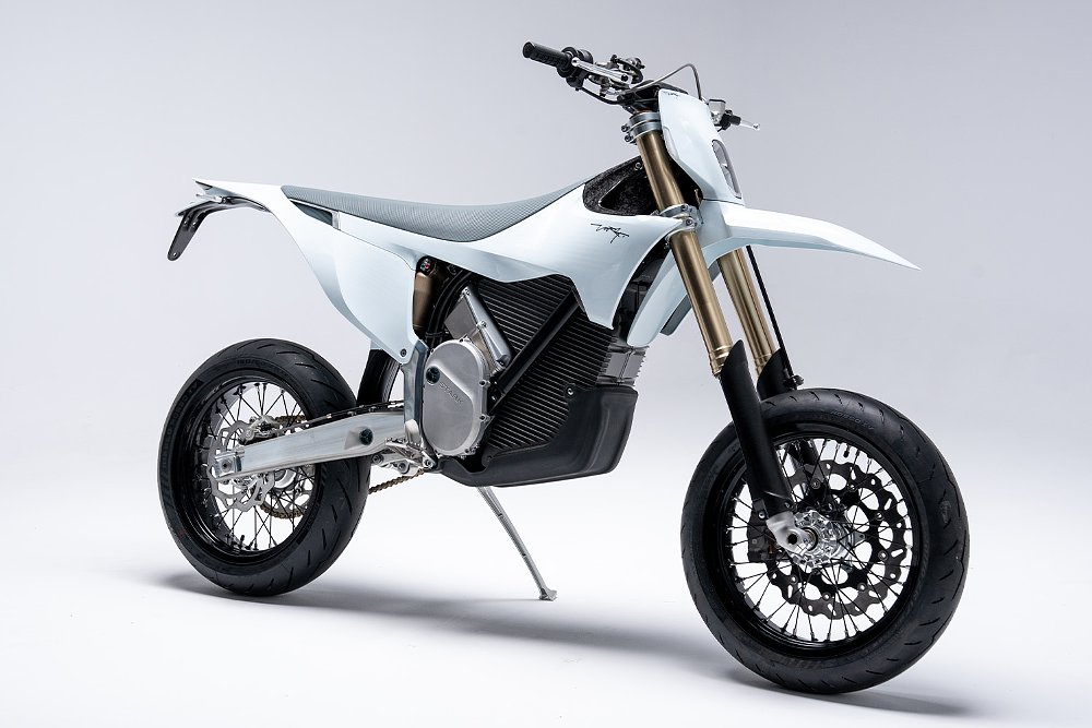 A Stark VARG SM in Snow White against a white backdrop.