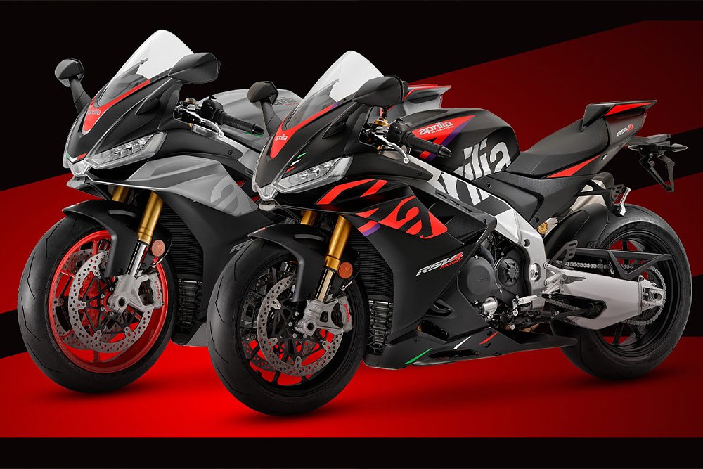 A studio image of the 2026 Aprilia RSV4 1100 Factory and RSV4 1100 before a black background.